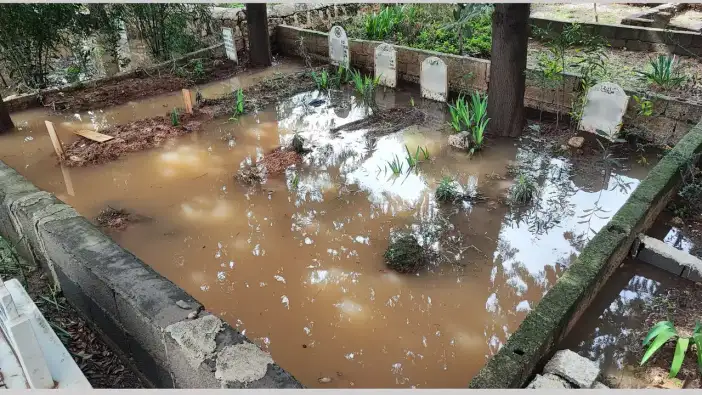 Adana'da Mezarlık Göl Oldu: Kabir Ziyaretinde 'Poşetli' İsyan
