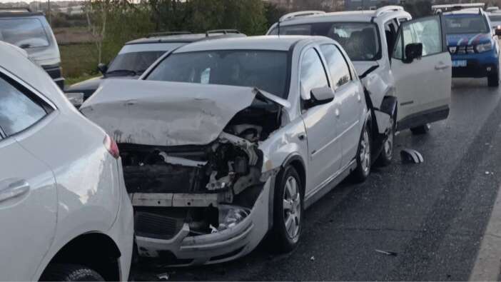 Manavgat'ta Zincirleme Kaza: Kırmızı Işıkta Çarpıp Kaçtı, Aranıyor