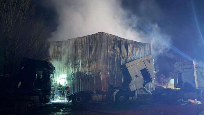 Bucak’ta Korkutan Yangın! Ağır Vasıta Servisi Küle Döndü