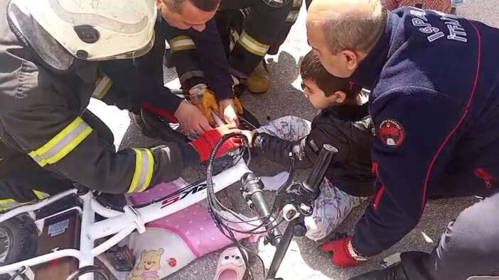 Fatih Mahallesi’nde Korku Dolu Anlar: Ayağı Bisiklete Sıkıştı!