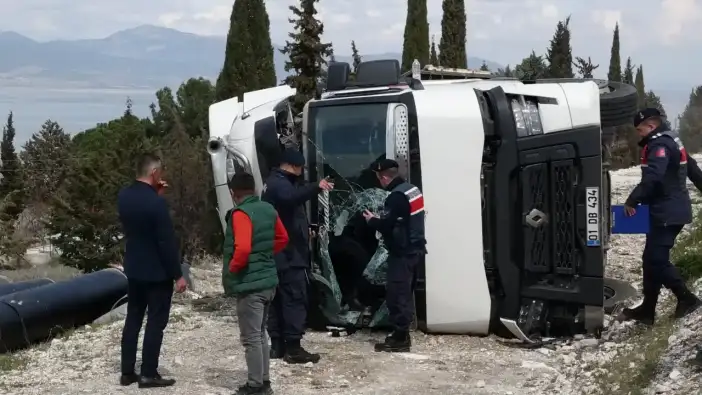 Burdur’da Boru Yüklü TIR Şarampole Devrildi
