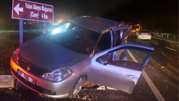 Gazipaşa Yalan Dünya Mağarası Tabelası Önünde Kaza: 6 Yaralı