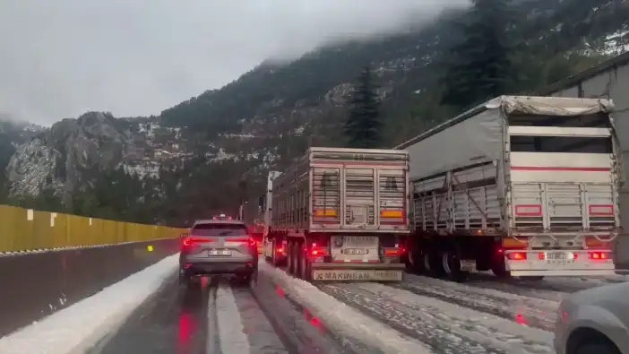Adana’da Bahar Ortasında Kış Esareti: Otoyol Beyaza Büründü, Ulaşım Durma Noktasına Geldi!