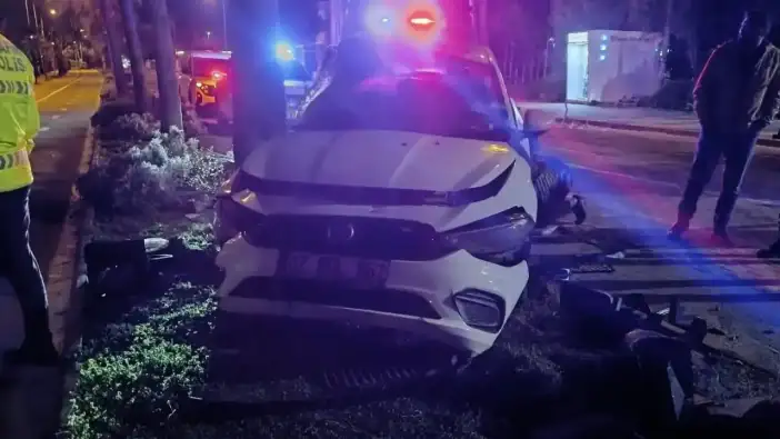 Alanya’da Otomobil Elektrik Direğine Çarptı