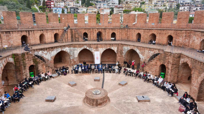 Alanya'da 800 Yıllık Mirasa 800 Öğrenciyle Kitap Selamı!
