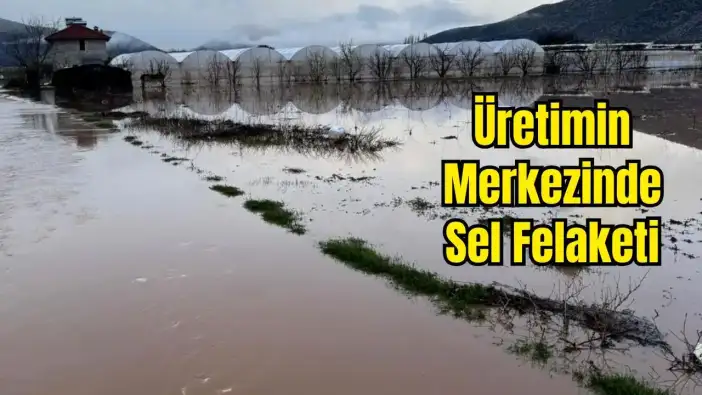 Elmalı'da Çiftçinin Zor Gecesi! Tarım Arazileri ve Seralar Su Altında Kaldı