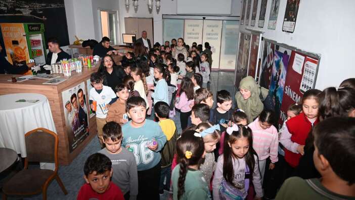 Kemer'de Okul Sıraları Boş Kaldı, Sinema Doldu Taştı!