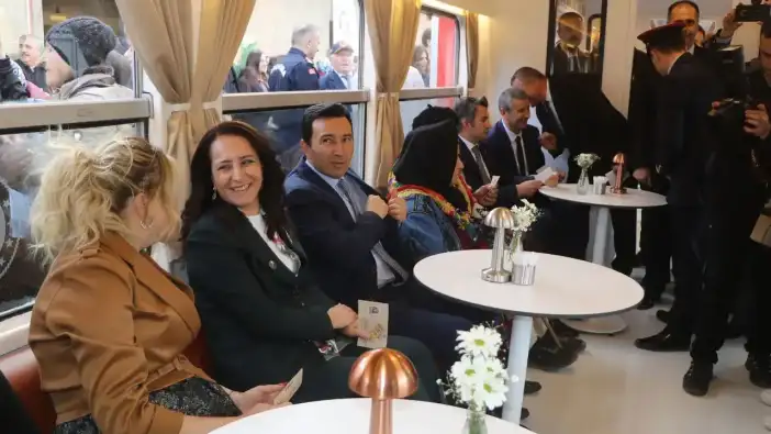 Burdur Tren Garı'nda Tarihi Dönüşüm: Depo ve Vagonlar Halka Açıldı