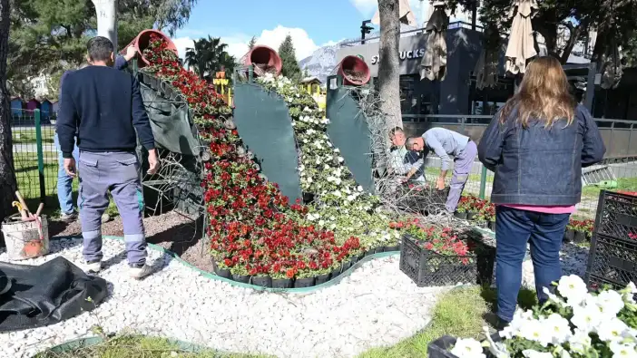 Kemer Yaz Sezonuna Petunyalarla 'Merhaba' Diyor