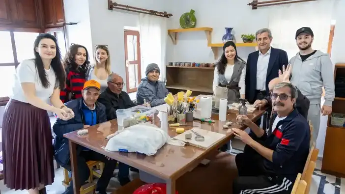 Manavgat’ta Huzurevi Sakinleri Çamura Şekil Verdi