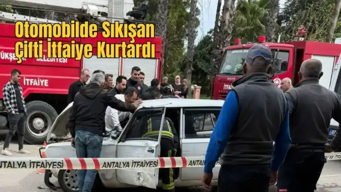 Serik'te Kontrolden Çıkan Araç Park Halindeki Otomobile Çarptı