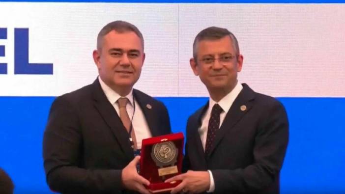 CHP Grup Başkanı Özgür Özel'e Türk Eczacıları Birliği'nden Onur Ödülü