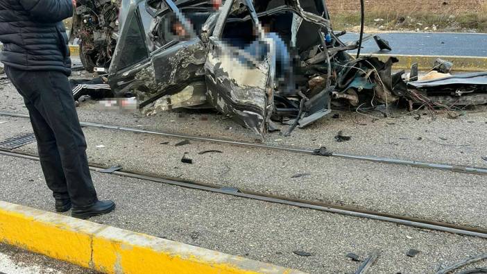 Otomobil tramvay yolunda ikiye bölündü: 1 ölü, 3 yaralı