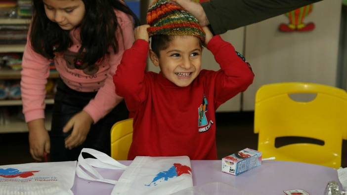 Gurbetçiler Hatay'daki depremzede çocukları sevindirdi