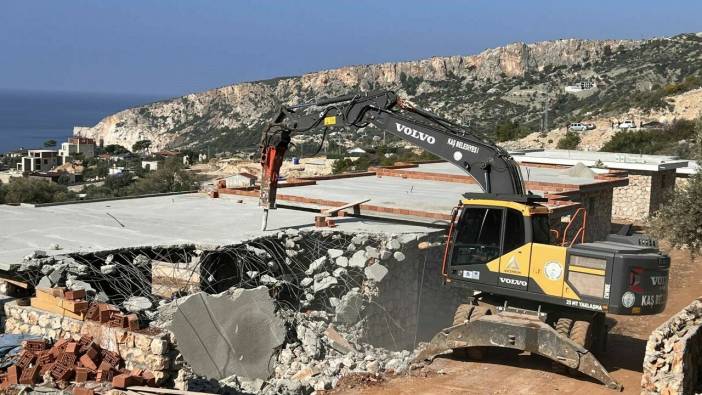 Kaş'ta 7 kaçak yapı yıkıldı