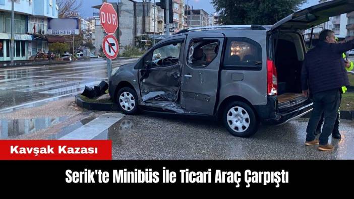 Serik'te Kavşak Kazası! Minibüs İle Ticari Araç Çarpıştı