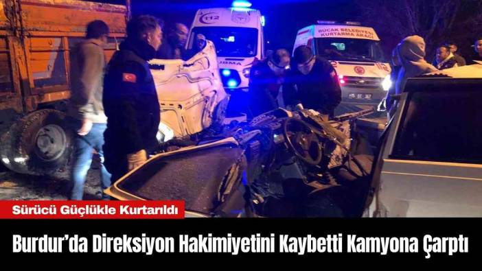 Burdur’da Direksiyon Hakimiyetini Kaybetti Kamyona Çarptı