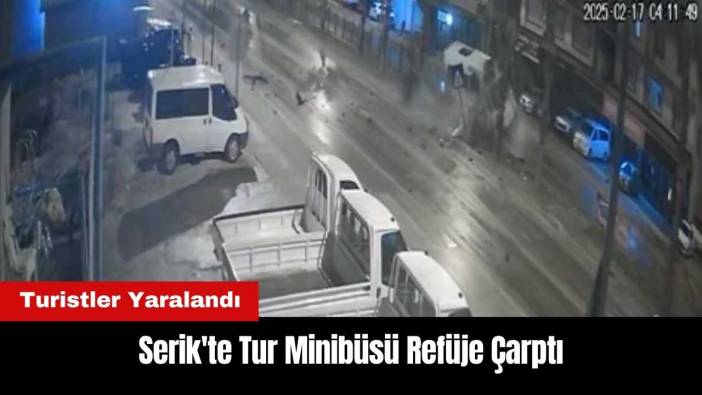 Serik'te Tur Minibüsü Refüje Çarptı! Turistler Yaralandı