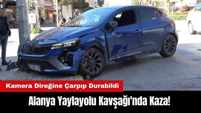 Alanya Yaylayolu Kavşağı'nda Kaza! Kamera Direğine Çarpıp Durabildi