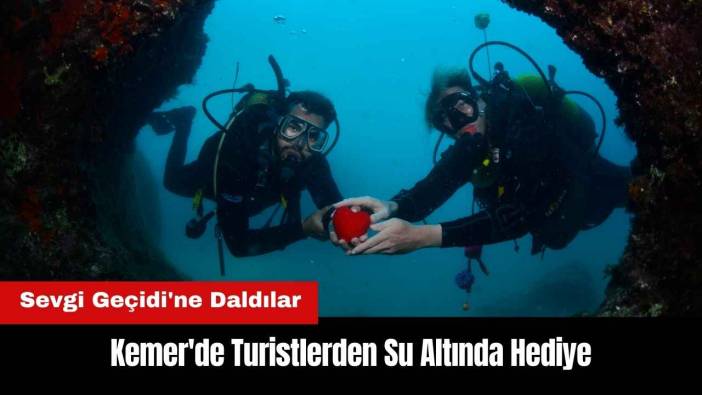 Kemer'de Dalış Yapan Turistlerden Su Altında Hediye