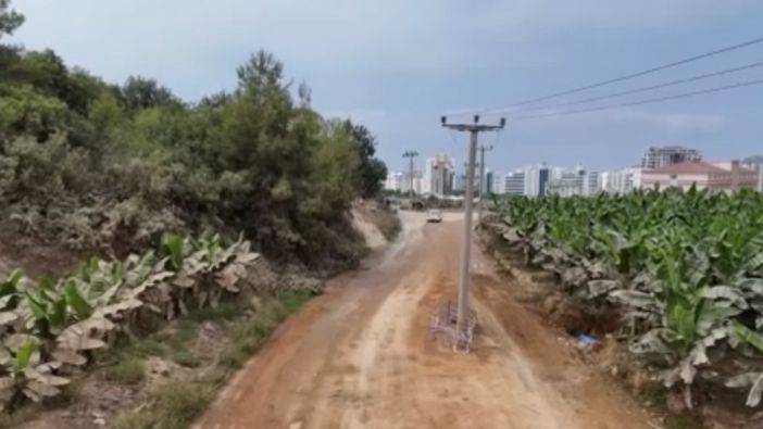 Alanya'da Yol Çalışmaları Sonrası Elektrik Direği Ortada Kaldı