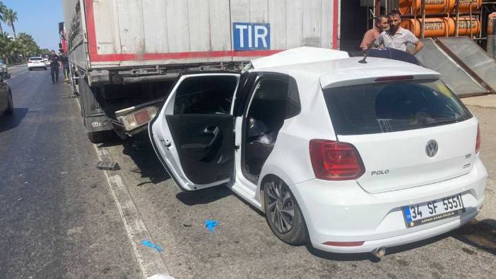 Serik’te Seyir Halindeki Otomobil Tıra Çarptı! 4 Yaralı