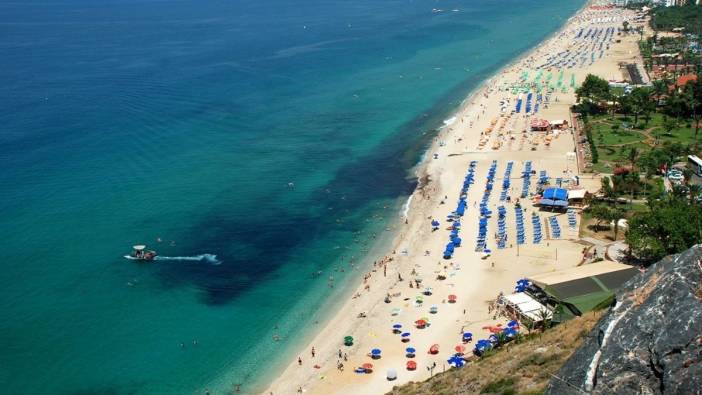 Antalya Alanya’da Kleopatra Plajı 38 Derecede Doldu Taştı