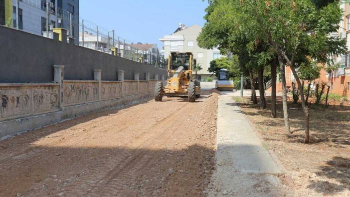 Kepez’de TOKİ Yolları 900 Ton Sıcak Asfaltla Yenileniyor