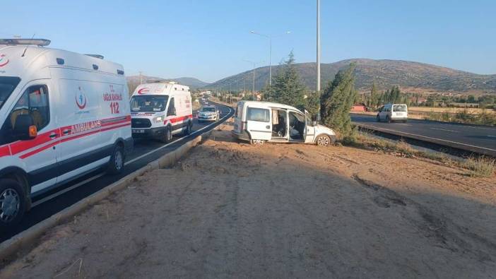 Isparta’da Kontrolden Çıkan Araç Direğe Çarptı! 5 Yaralı