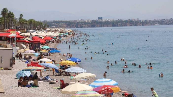 Antalya’da Nefes Kesen Sıcak! Tatilciler Hamam Suyu Gibi Denize Sığındı