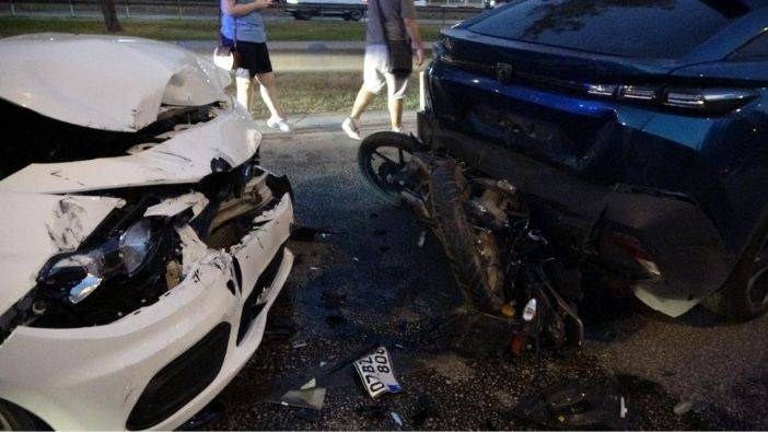 Antalya'da Kazaya Neden Sürücü Polis Gelince Kaçtı