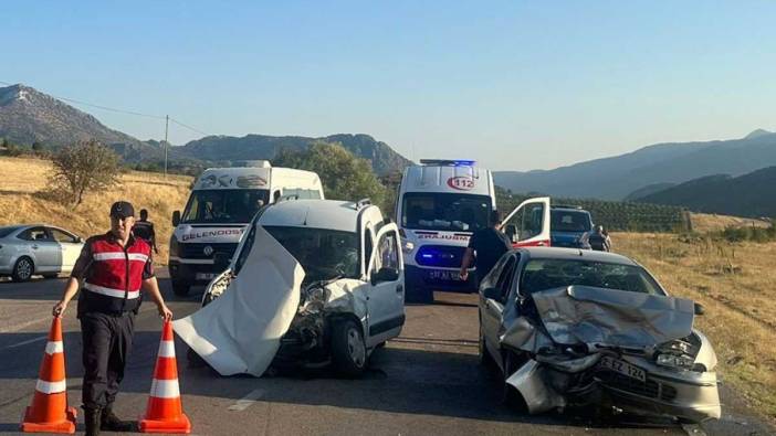 Konya - Isparta Yolunda 2 Otomobil Çarpıştı: 6 Yaralı