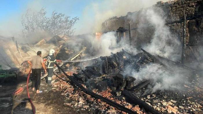 Burdur İğdeli Köyü'nde Yangın: Ev, 4 Bin Balya Saman ve Minibüs Yandı