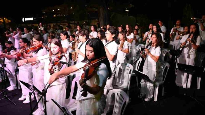 Kemer’de Üç Dilde Şarkılarla Anlamlı Gece