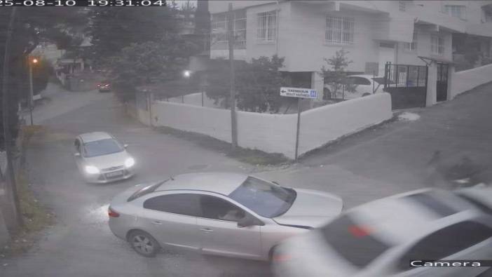 Hatay’da Ambulansı Takip Eden Otomobil Başka Bir Araca Çarptı!