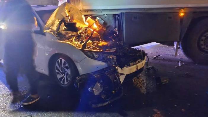 Hatay’da Park Halindeki Tıra Çarpan Otomobilde 3 Ağır Yaralı