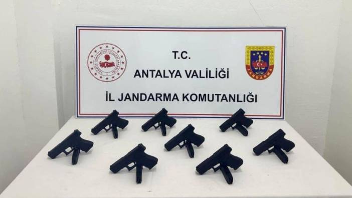Antalya'da Jandarmanın Durdurduğu Araçtan 8 Ruhsatsız Tabanca Çıktı