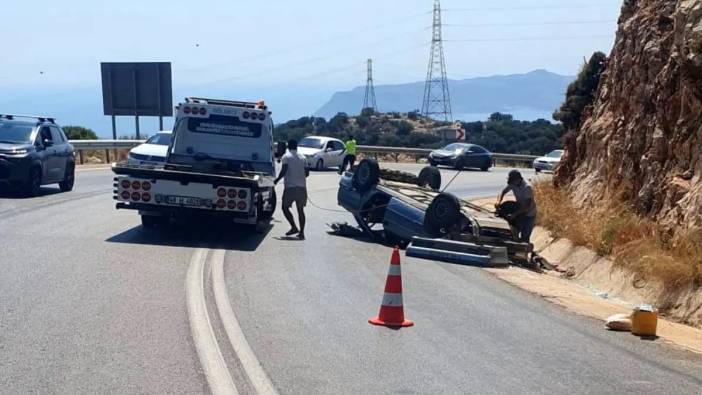 Otomobil Kaş Yolunda Kayalıklara Çarptı!