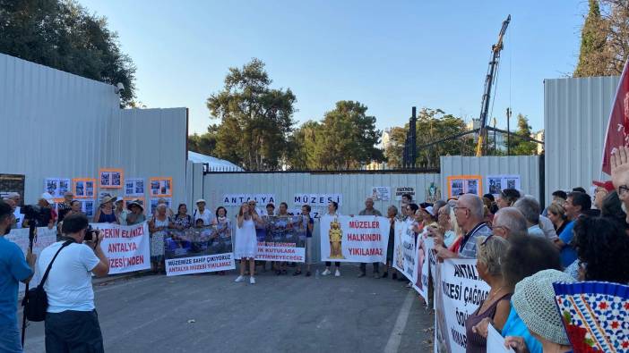 Antalya Arkeoloji Müzesi Önünde Tarihi Direniş