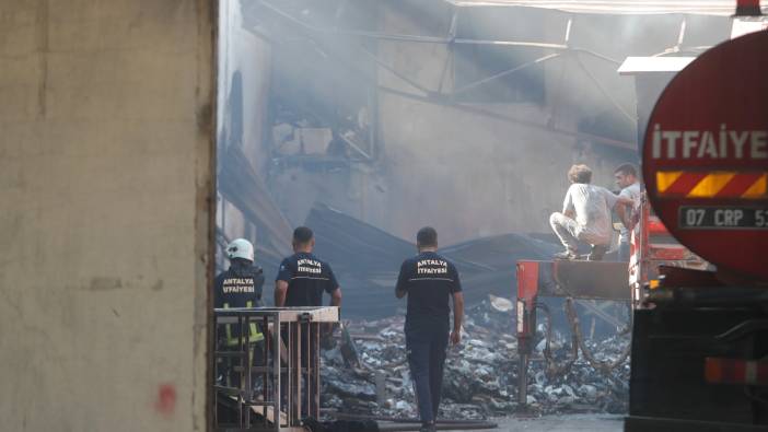 Antalya’da aynı depoda yine yangın! 15 gün arayla ikinci felaket!