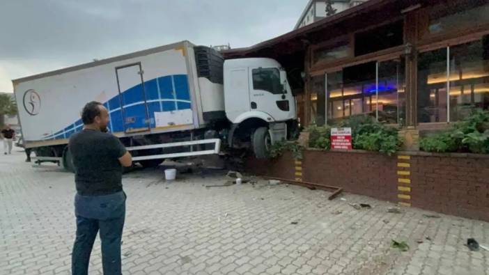 Hatay’da Freni Boşalan TIR Restorana Daldı! Korku Doldu Anlar Kamerada