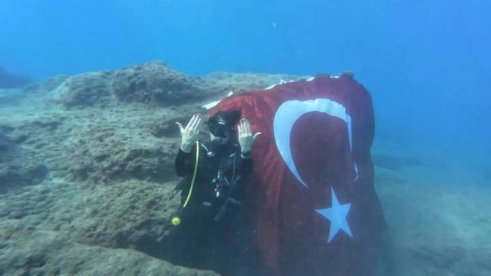 Gazipaşa'da 30 Ağustos Coşkusu Deniz Altında Kutlandı! İşaret Diliyle İstiklal Marşı Okundu