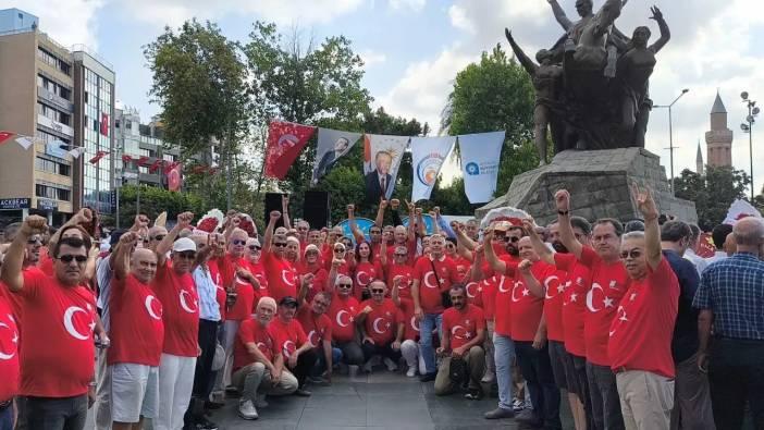 Antalya’da İYİ Partililer Türk Bayraklı Tişörtlerle Meydana İndi