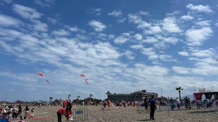 Hatay’da Ay Yıldızlı Uçurtmalar Gökyüzünde Görsel Şölen Yarattı