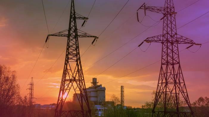 Antalya Bu Sıcakta Elektriksiz Kaldı: 10 İlçede Saatler Sürecek Kesinti