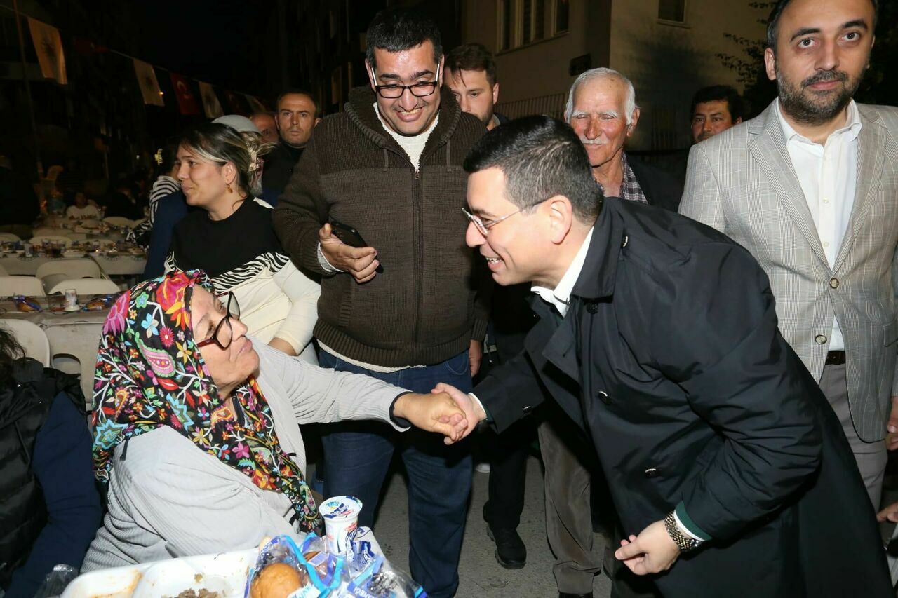 Tutuncu,-iftarda-Yenikapinin-misafiri_2