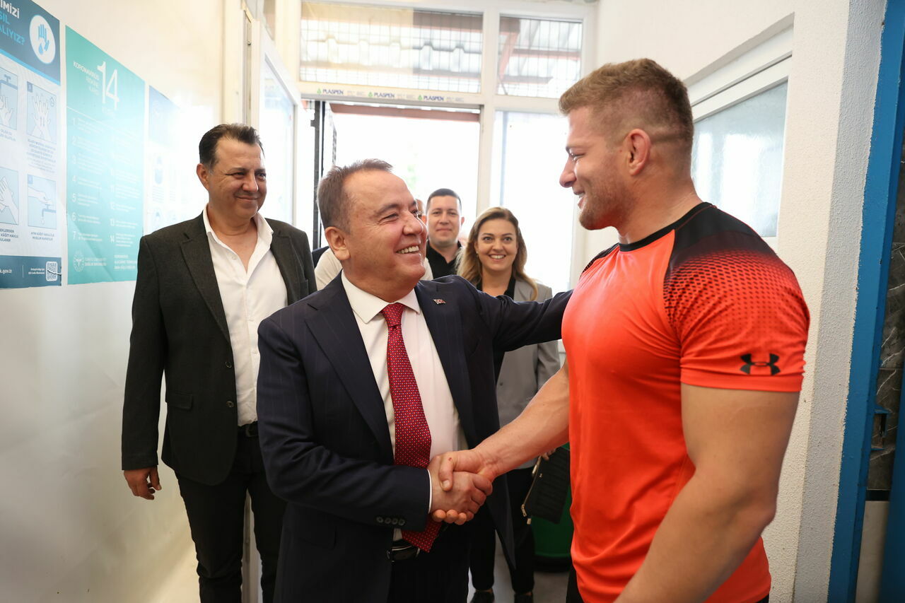 Başkan Böcek güreşçiler ziyaret (3)