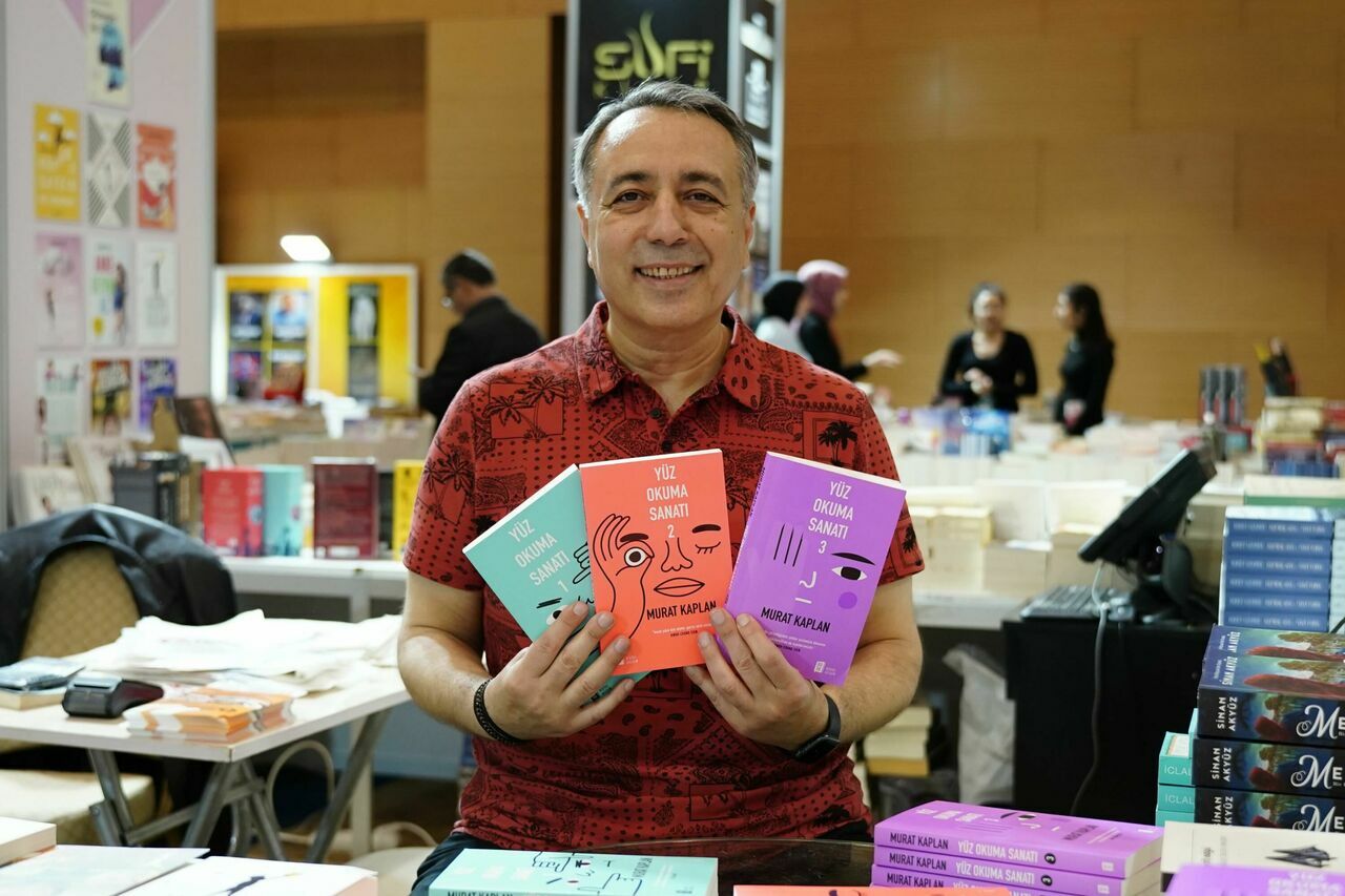 Yazar-Murat-Kaplan,-5.-Kepez-Kitap-Fuarinda-okurlariyla-bulustu_2