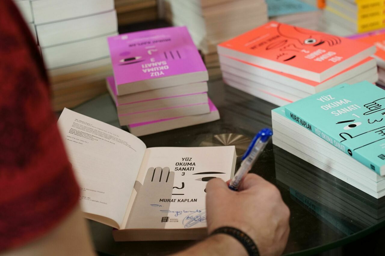 Yazar-Murat-Kaplan,-5.-Kepez-Kitap-Fuarinda-okurlariyla-bulustu_3