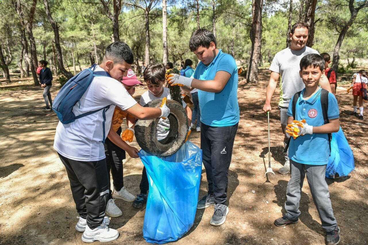 Cocuklar-ormandan-poset-poset-cop-topladilar_4